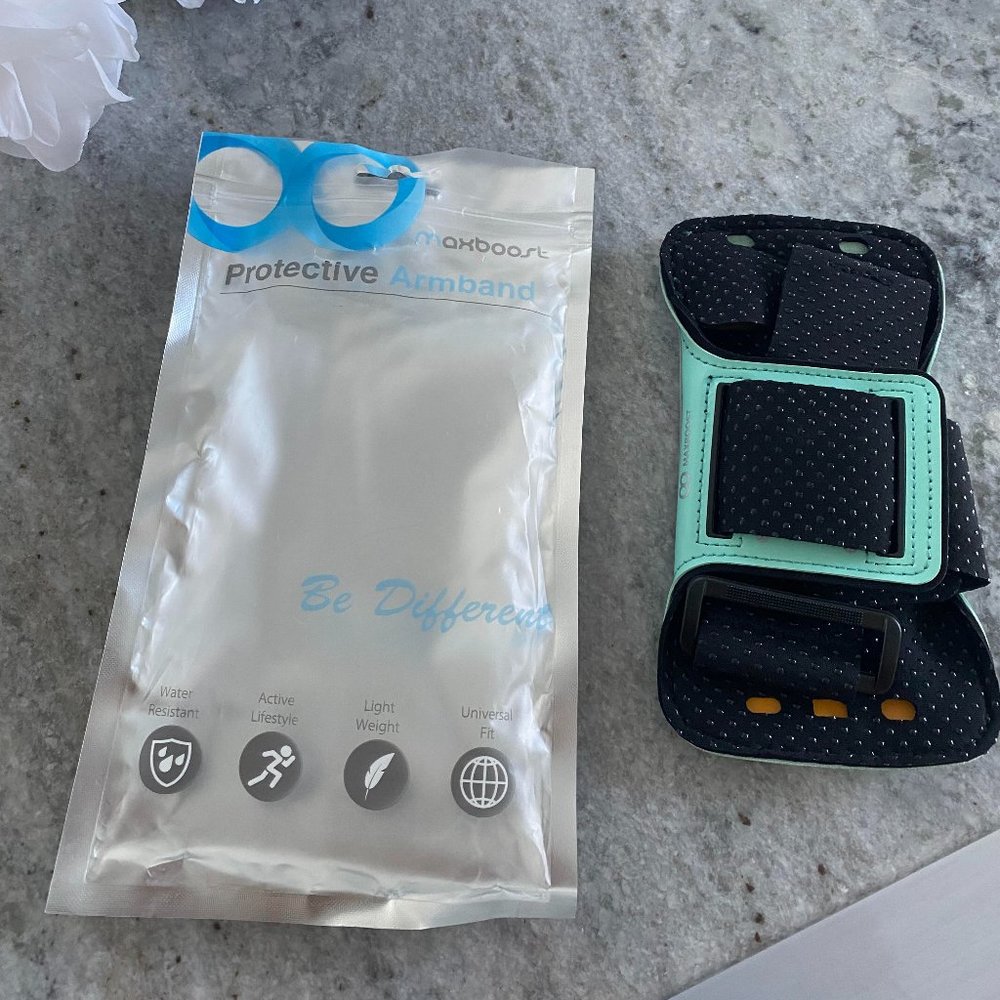 NEW Maxboost Protective Armband Water Resistant Universal Fit For Phones Black